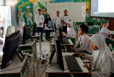 Monitoring KBM, Kepala Kantor Kemenag Lampung Barat Beri Motivasi Siswa Madrasah